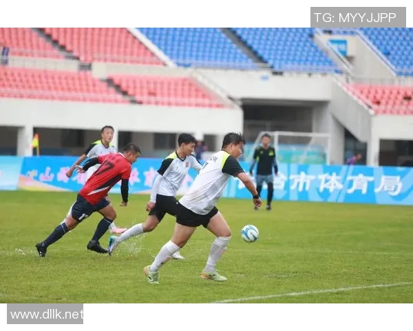 足球明星独特跑步姿势的精彩瞬间展示与解析 足球明星独特跑步姿势的精彩瞬间展示与解析